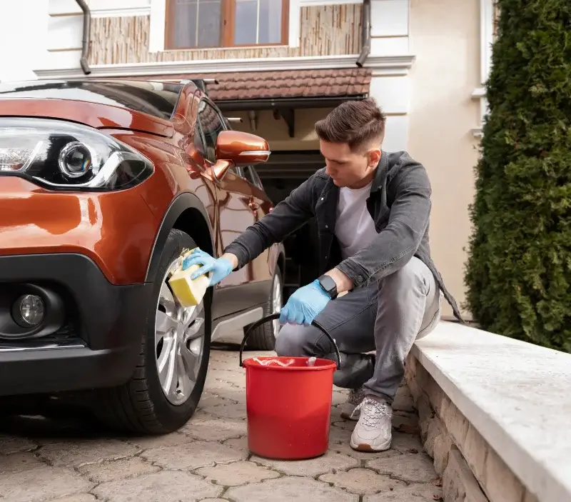 Lavage auto à domicile Megève : professionnel intervenant sur un véhicule